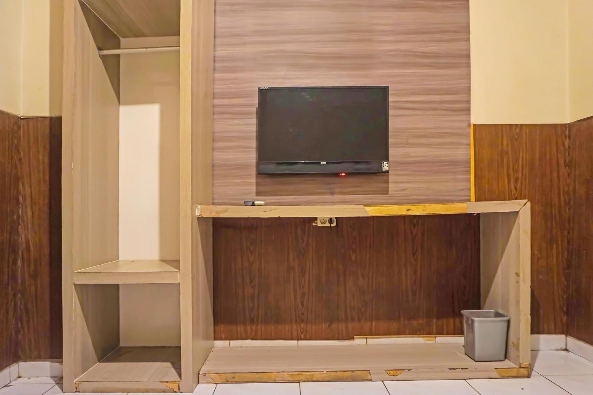 Oyo 1935 Hotel Diamond Inn Makassar Ngoại thất bức ảnh