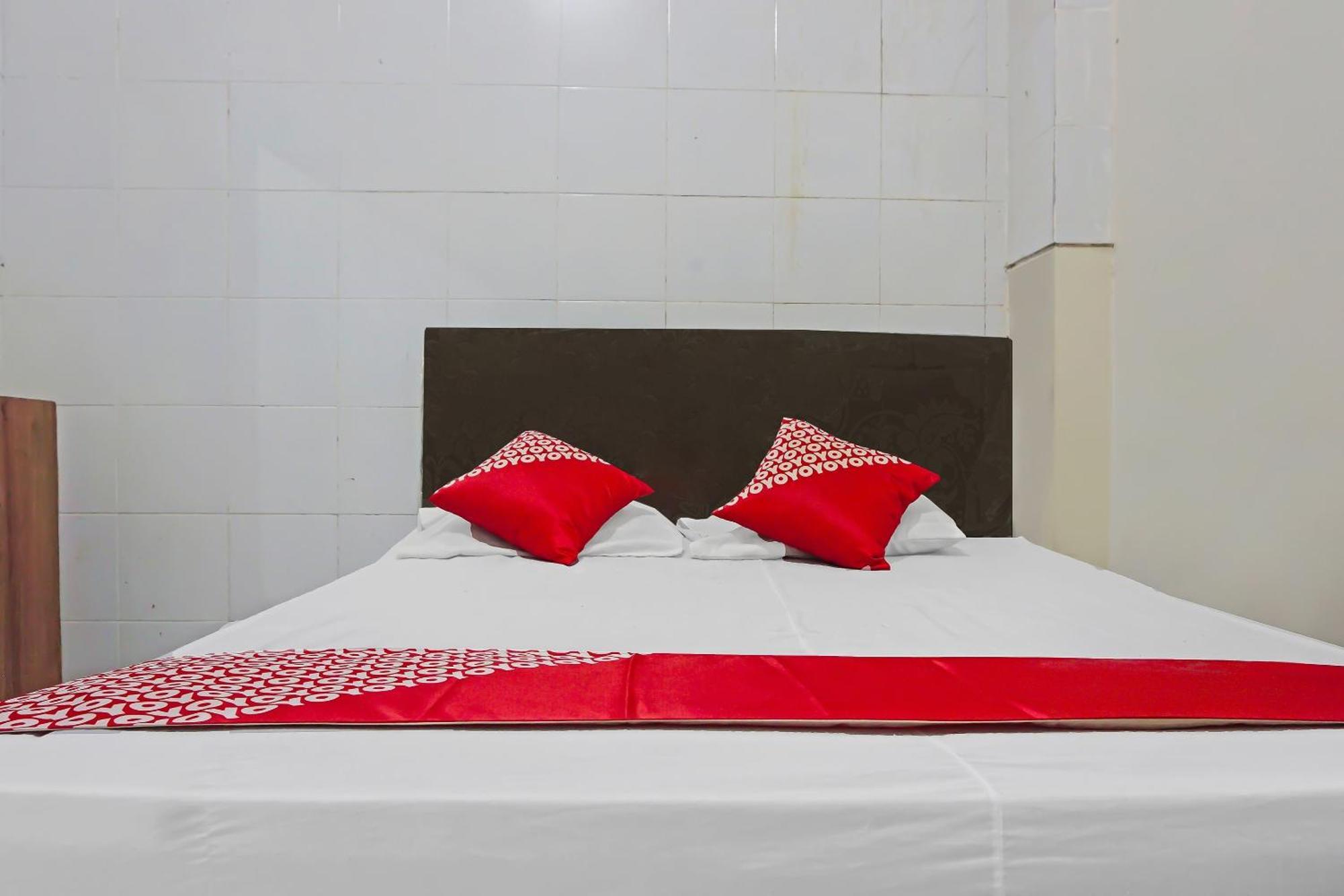 Oyo 1935 Hotel Diamond Inn Makassar Ngoại thất bức ảnh