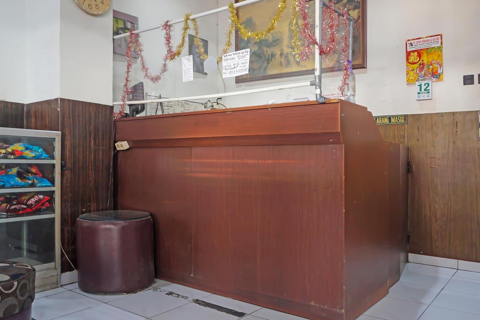 Oyo 1935 Hotel Diamond Inn Makassar Ngoại thất bức ảnh