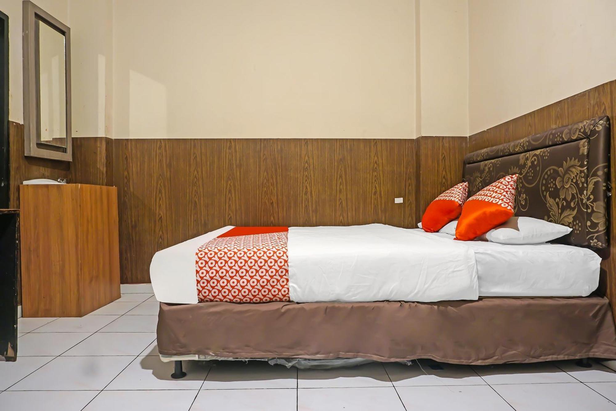 Oyo 1935 Hotel Diamond Inn Makassar Ngoại thất bức ảnh