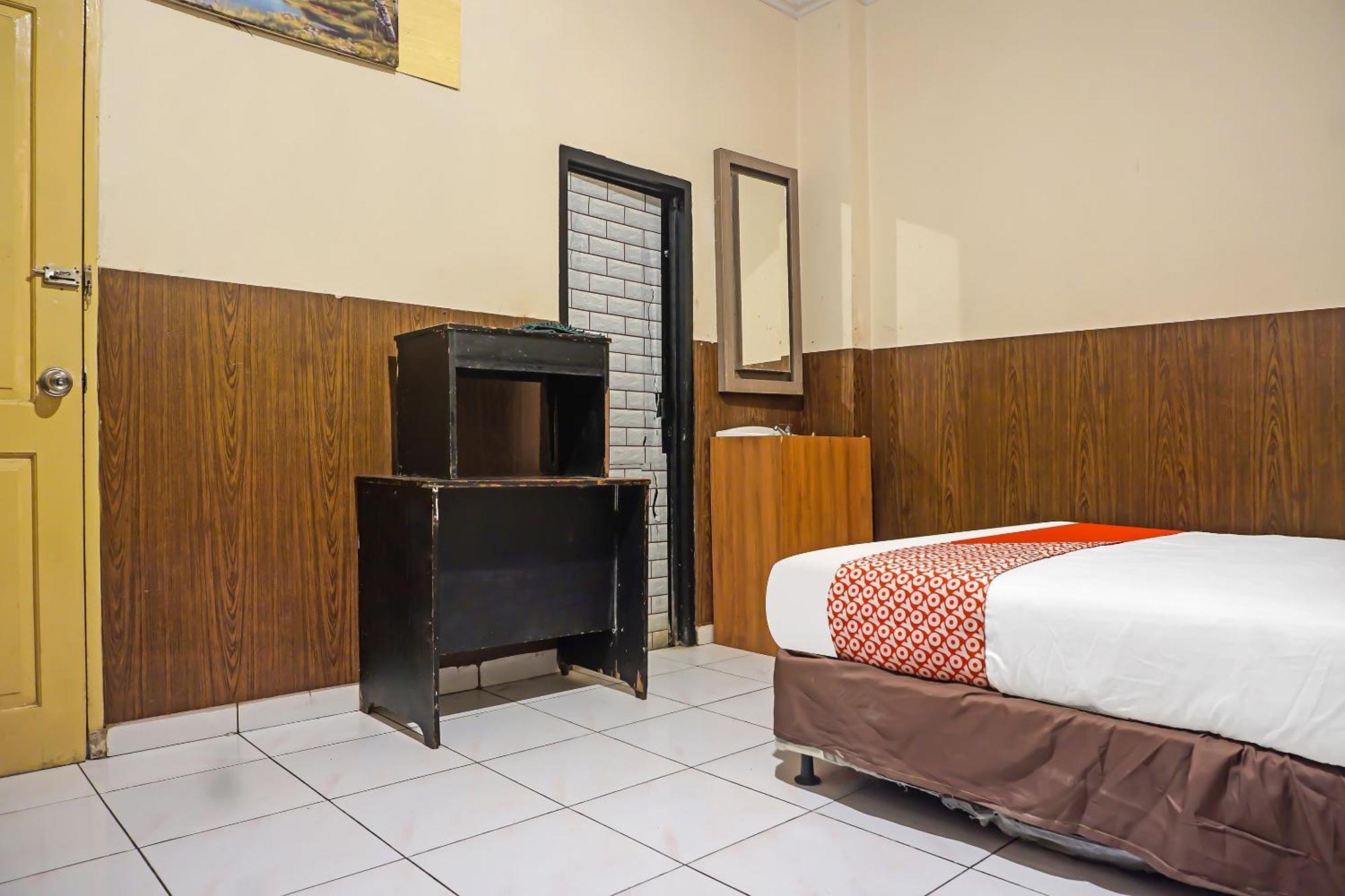 Oyo 1935 Hotel Diamond Inn Makassar Ngoại thất bức ảnh