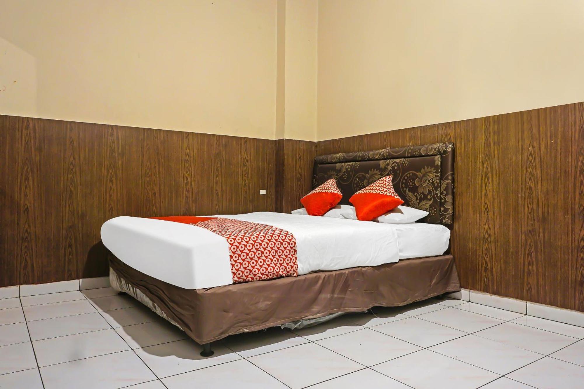 Oyo 1935 Hotel Diamond Inn Makassar Ngoại thất bức ảnh